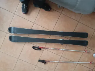 Sci, bastoncini e scarponi da sci