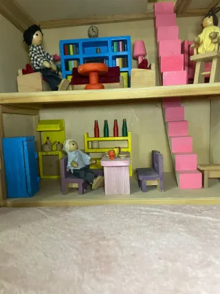 Casa de muñecas de madera