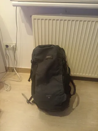 Mochila Trekking Forclaz 50L Negra Travel 900