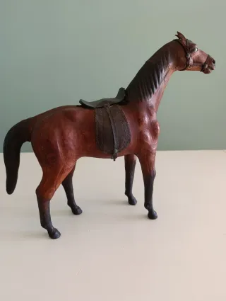 Figura caballo artesanal cuero