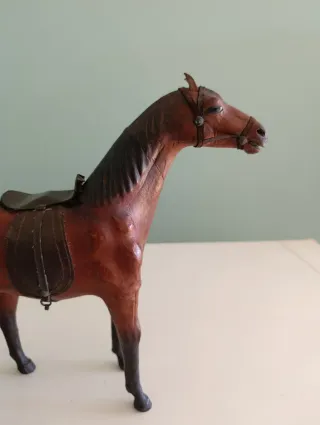 Figura caballo artesanal cuero