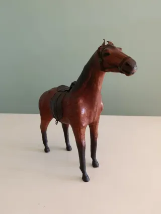 Figura caballo artesanal cuero