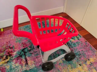 Carrito de compra de juguete rojo.