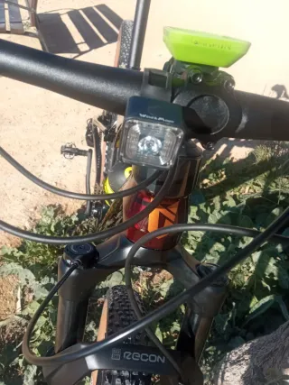 Bicicleta MTB a doppia sospensione