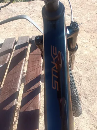 Bicicleta MTB a doppia sospensione