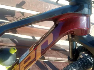 Bicicleta MTB a doppia sospensione