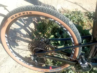 Bicicleta MTB a doppia sospensione