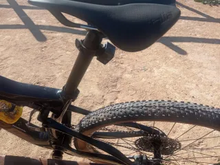 Bicicleta MTB a doppia sospensione