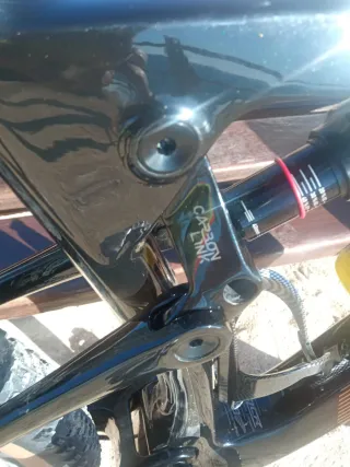 Bicicleta MTB a doppia sospensione