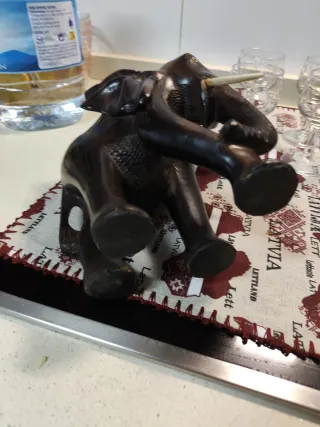 Figura de elefante de madera oscura