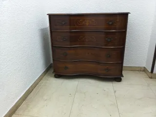 Cómoda de madera con 4 cajones