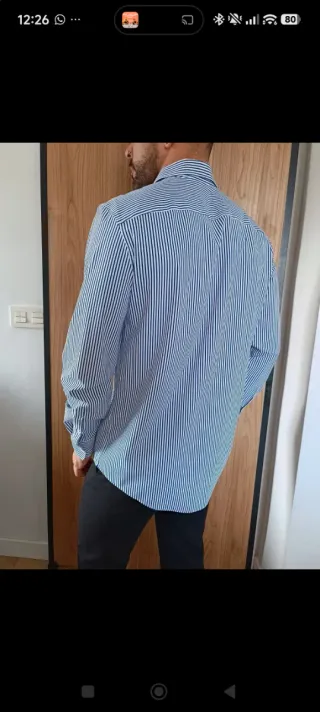 Camisa de rayas azules y blancas