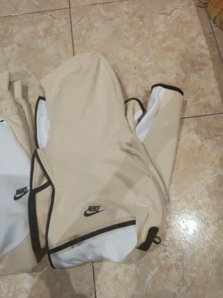 Chándal Nike Tech Beige y Blanco