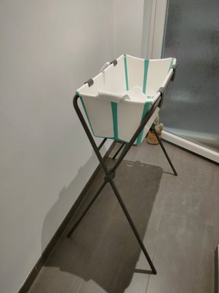 Bañera Stokke con soporte y recién nacido