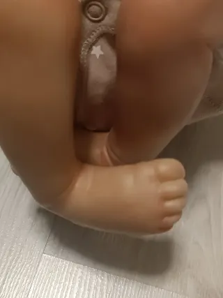 Bebé realista con chupete