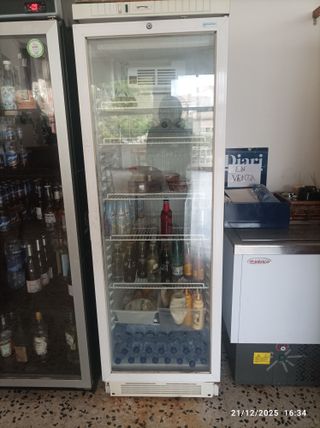 Nevera expositora vertical