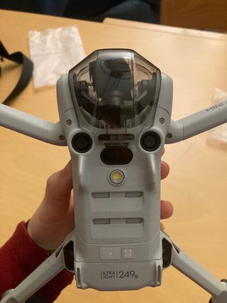 Dron DJI Mini 4 Pro con mando y accesorios