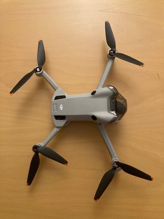 Dron DJI Mini 4 Pro con mando y accesorios