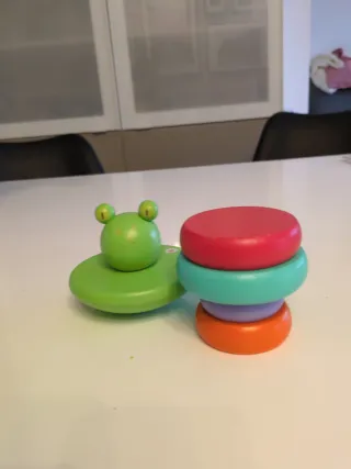 Juguete apilable de madera con forma de rana