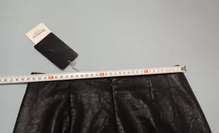 Minifalda Stradivarius efecto piel negra T.XS