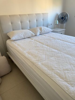 Cama 150cm con base tapizada y cabezal