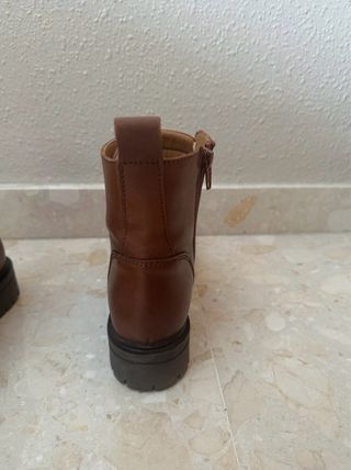 Botas de piel marrones con cadena