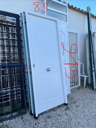 Puerta aluminio blanca entrada