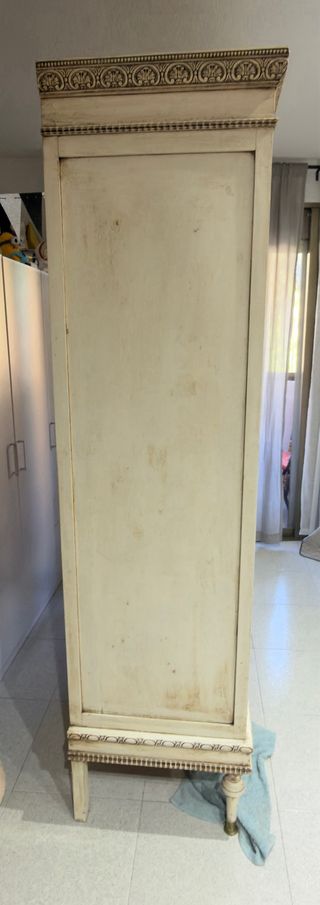Armario de madera blanco y beige