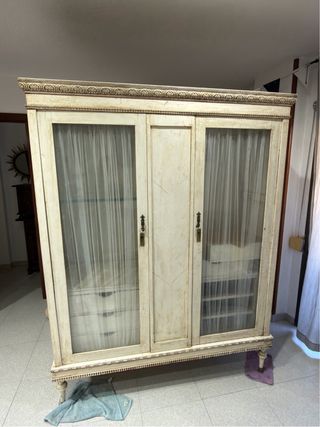 Armario de madera blanco y beige