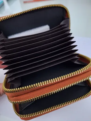 Cartera de mujer marrón con cremallera