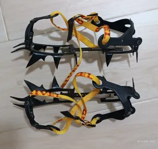 Cramponi da montagna con cinghie