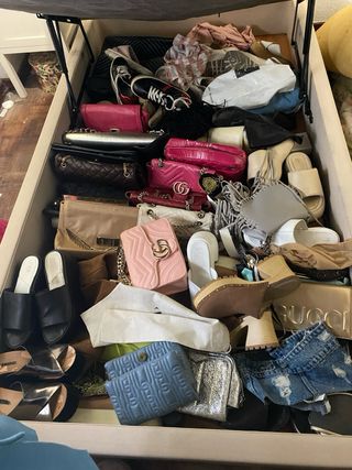 Canapé y colchón viscoelástico beige NEGOCIABLE.