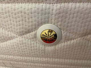 Canapé y colchón viscoelástico beige NEGOCIABLE.