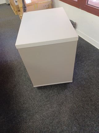 Cajonera gris con 3 cajónes