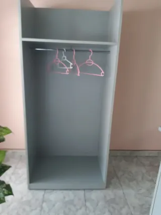 Mueble perchero madera funcional gris