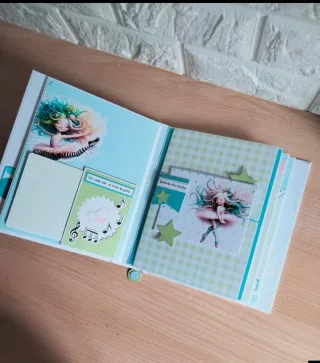 Álbum de fotos con soporte y luces