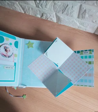 Álbum de fotos con soporte y luces