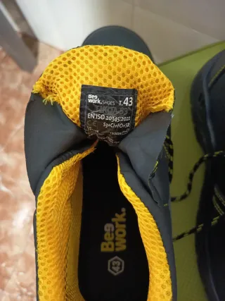 Botas de seguridad negras y amarillas