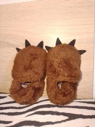 Zapatos de bebé de peluche , para andar por casa.