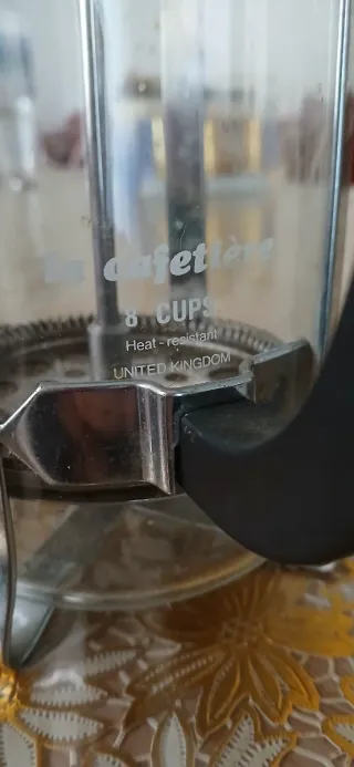 Cafetera de émbolo de cristal y metal