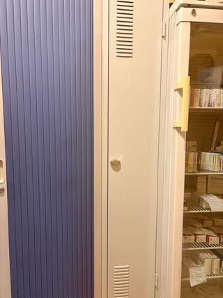 Taquilla metálica estrecha blanca