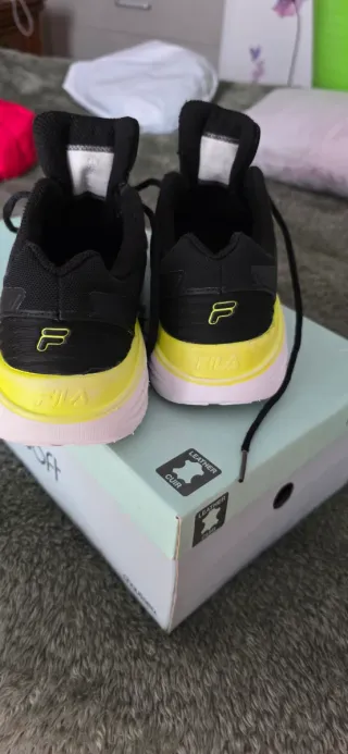 Zapatillas Fila Negras y Amarillas