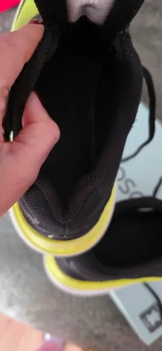 Zapatillas Fila Negras y Amarillas