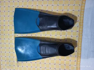 Aletas de buceo azules y negras