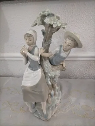 Nao Lladró Niños con Paloma Porcelana.