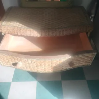 Cómoda de mimbre con espejo