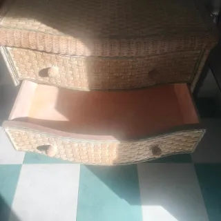 Cómoda de mimbre con espejo