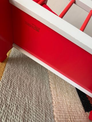 Cuna de juguete de madera roja