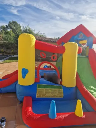 Castillo hinchable con hinchador