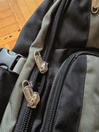 Mochila con ruedas AGEING negra y gris